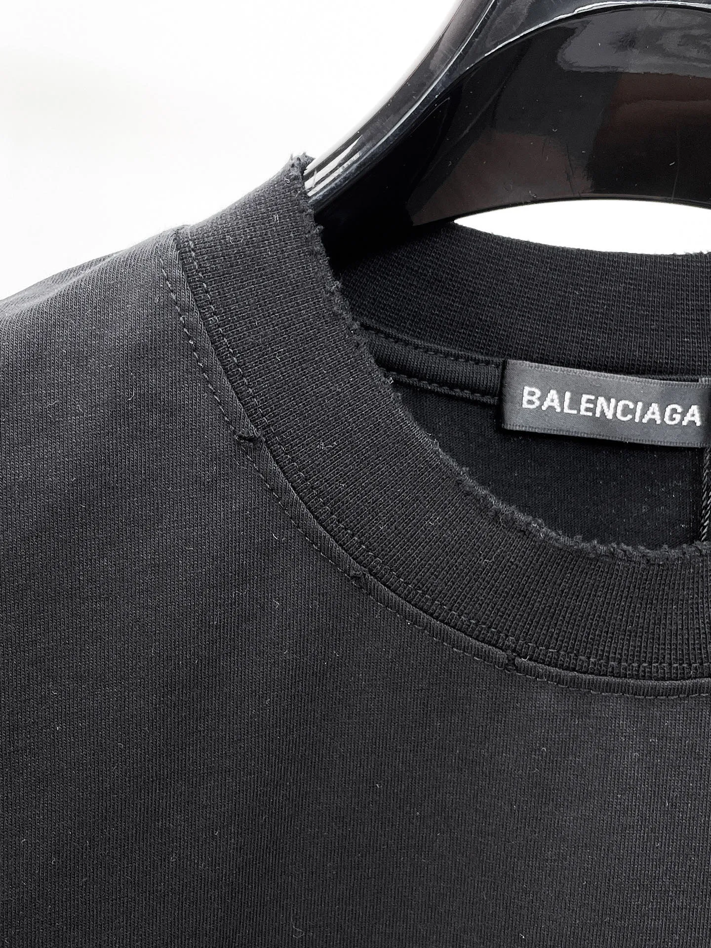 Balenciaga's high-end top-quality products 🐮2026 Spring and Summer New Arrival first counter, the latest New Arrival short-sleeved round neck T-shirt, Premium customized design, avant-garde and fashionable! Brand logo heavy craftsmanship design Premium customized 260g fabric. Soft to the touch. Comfortable to wear. Counter-level exquisite stitching. Fine workmanship. The upper body effect is incomparably handsome! A must-have item for men and women with the same style! Sizes: S~XXL When placing an order, please state your height and weight. The maximum wearing size is 210 pounds (one size larger)